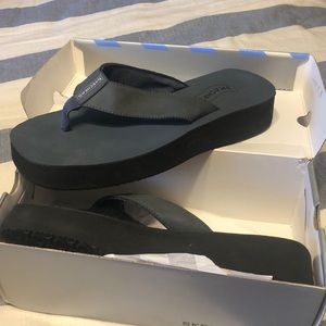 Brand new navy blue flip flops w platform